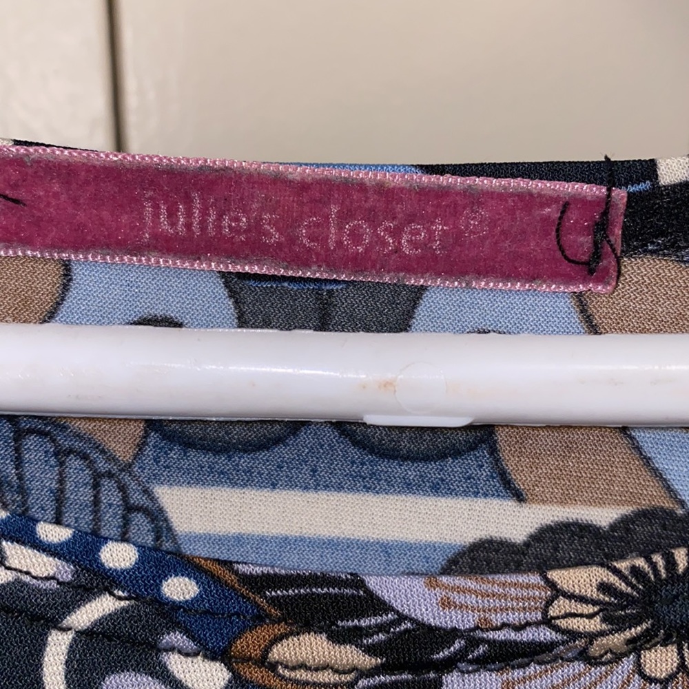 Julie’s Closet Medium Short Sleeve Blouse - Picture 2 of 10